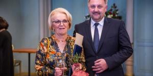 Na zdjęciu znajduje się pani Elżbieta Rosińska  laureatka Plebiscytu oraz Jarosław Klimaszewski - Prezydent Miasta Bielska-Białej